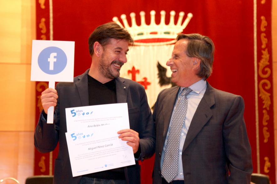Vº Aniversario Grupo de Trabajo de las Redes Sociales Los Elegidos - Un trabador con el alcalde.