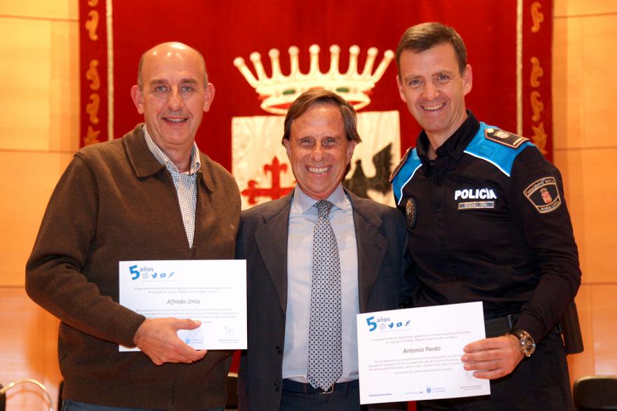 Vº Aniversario Grupo de Trabajo de las Redes Sociales Los Elegidos - Un policía y un trabajador con el alcalde.