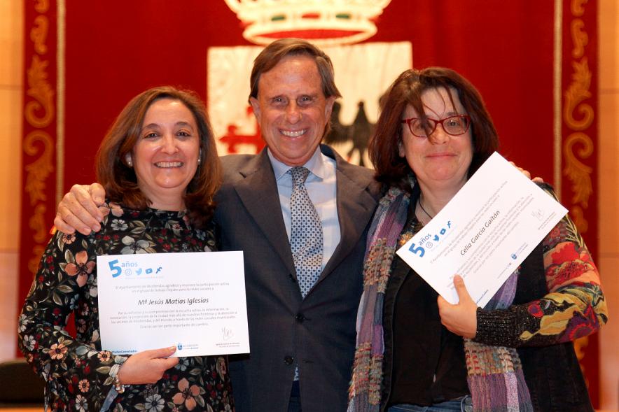 Vº Aniversario Grupo de Trabajo de las Redes Sociales Los Elegidos - Dos trabajadoras con el alcalde.