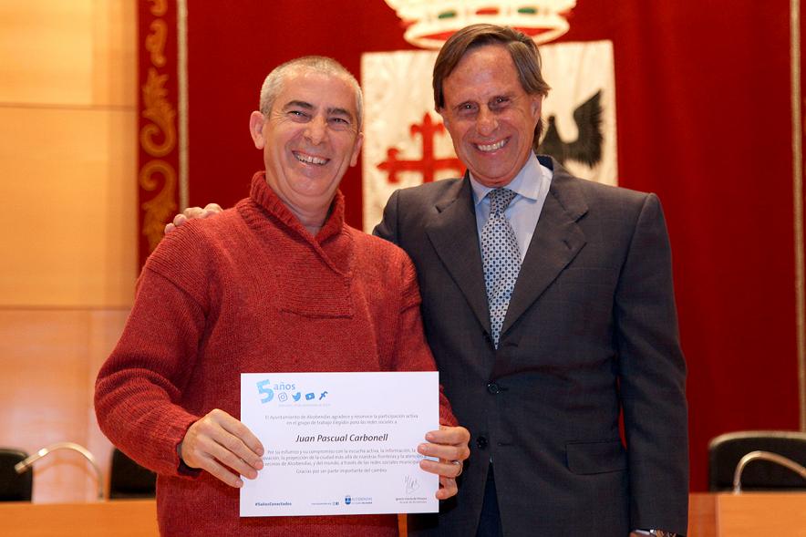 Vº Aniversario Grupo de Trabajo de las Redes Sociales Los Elegidos -Un integrante del equipo con el alcalde.