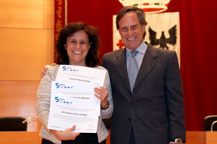 Vº Aniversario Grupo de Trabajo de las Redes Sociales Los Elegidos - Una trabajadora con el alcalde.