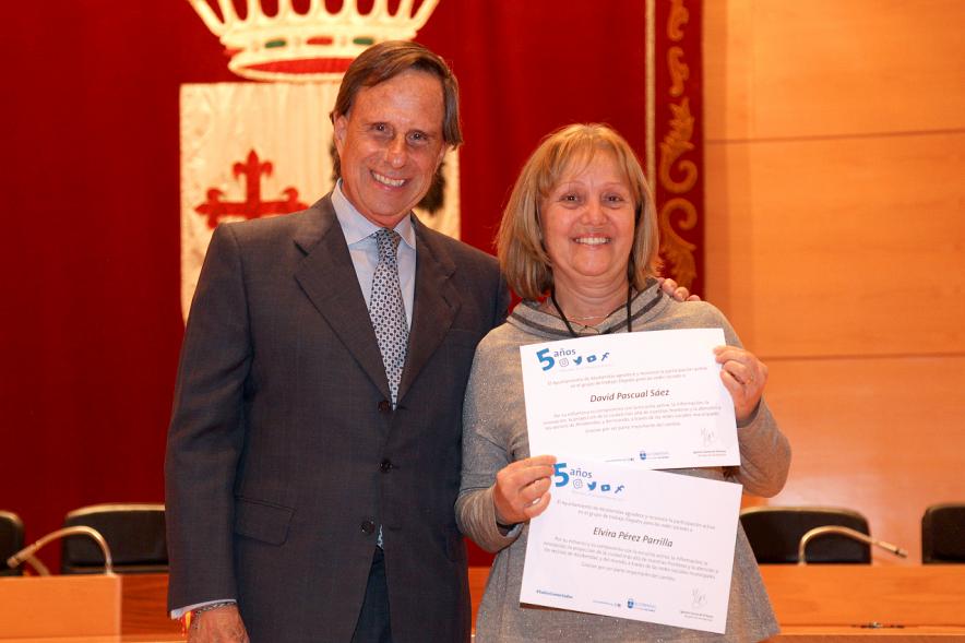 Vº Aniversario Grupo de Trabajo de las Redes Sociales Los Elegidos -Una trabajadora con el alcalde.