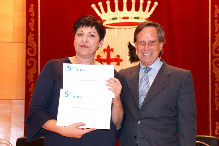 Vº Aniversario Grupo de Trabajo de las Redes Sociales Los Elegidos - Una trabajadora con el alcalde.