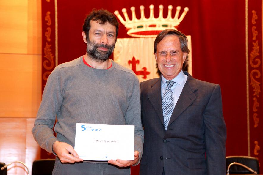 Vº Aniversario Grupo de Trabajo de las Redes Sociales Los Elegidos - Un trabajador con el alcalde.