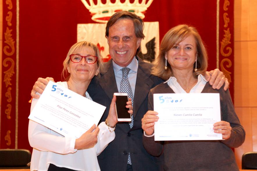 Vº Aniversario Grupo de Trabajo de las Redes Sociales Los Elegidos -  Dos trabajadoras con el alcalde.