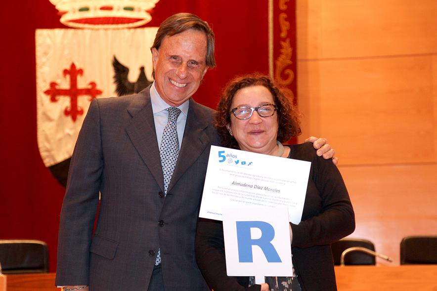 Vº Aniversario Grupo de Trabajo de las Redes Sociales Los Elegidos - Almudena Diaz con el alcalde.