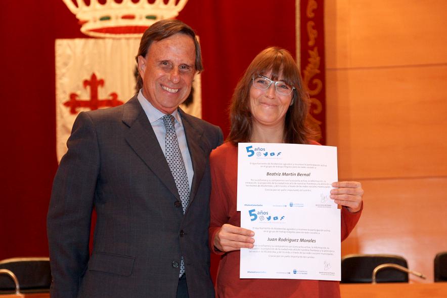Vº Aniversario Grupo de Trabajo de las Redes Sociales Los Elegidos - Una integrante del equipo con el alcalde