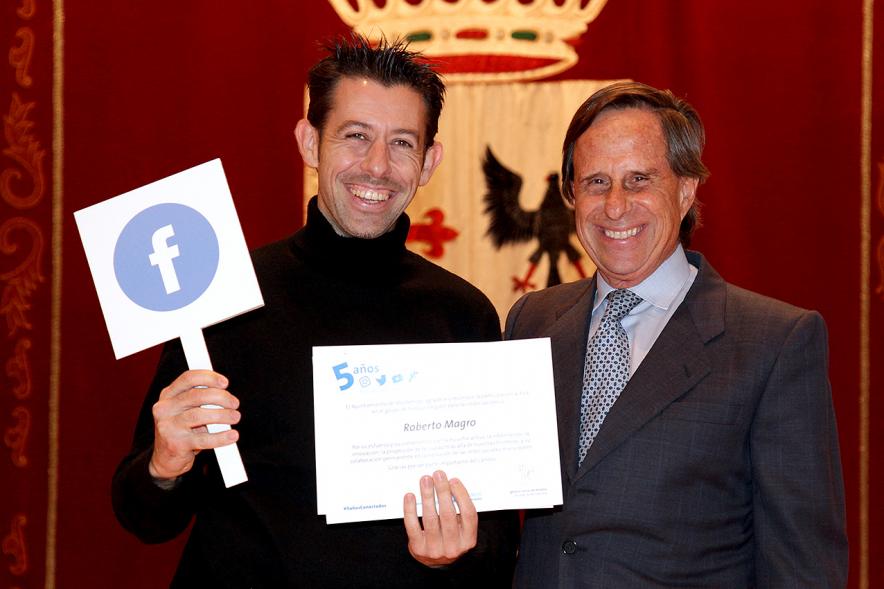 Vº Aniversario Grupo de Trabajo de las Redes Sociales Los Elegidos - Roberto Magro con el alcalde.