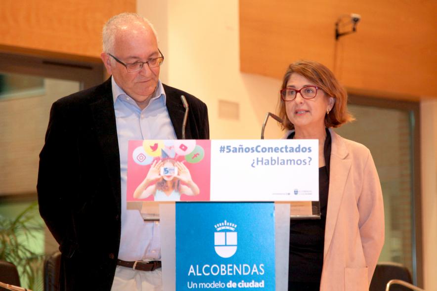 Vº Aniversario Grupo de Trabajo de las Redes Sociales Los Elegidos - Dos ponentes desde el atril.