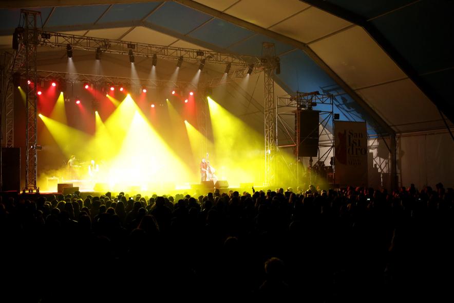 Escenario iluminado por los focos