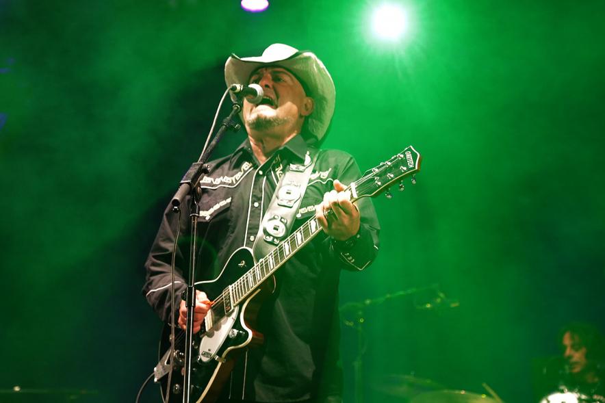 Cantante de la banda en un momento de la actuación 