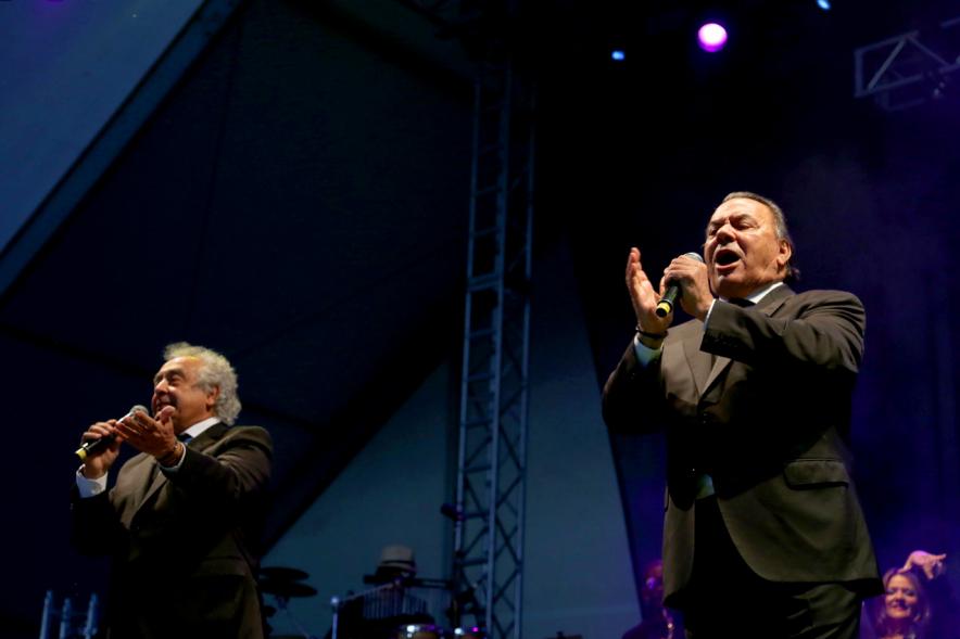 Cantantes durante la actuación