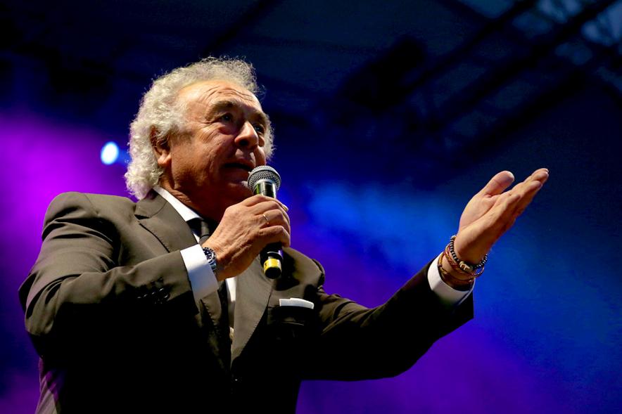 Primer plano de uno de los cantantes