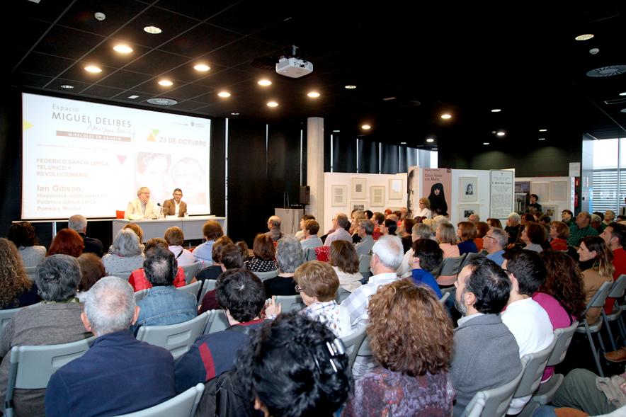 Alcalde Rafael Sanchez y Ian Gibson y asistentes al evento (historiador e hispanista. Los Miércoles en Abierto - Ian Gibson - 2019