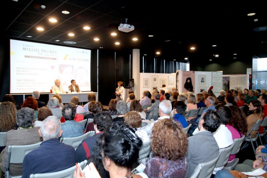 Alcalde Rafael Sanchez y Ian Gibson y asistentes al evento (historiador e hispanista. Los Miércoles en Abierto - Ian Gibson - 2019