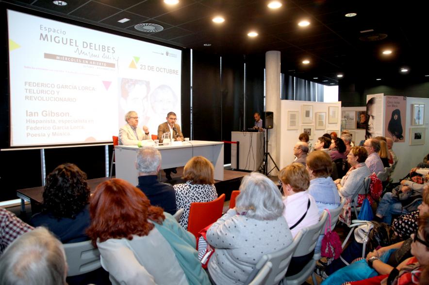 Alcalde Rafael Sanchez y Ian Gibson y asistentes al evento (historiador e hispanista. Los Miércoles en Abierto - Ian Gibson - 2019