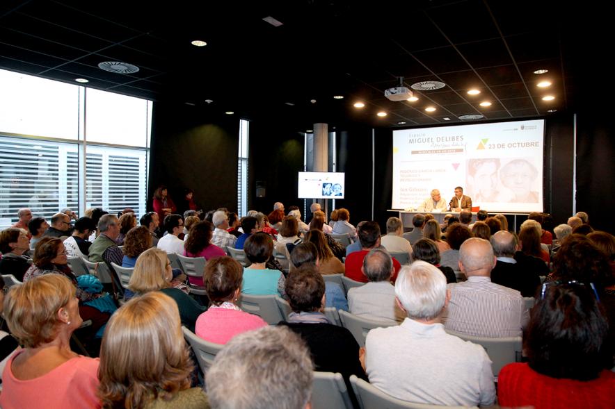 Alcalde Rafael Sanchez y Ian Gibson y asistentes al evento (historiador e hispanista. Los Miércoles en Abierto - Ian Gibson - 2019