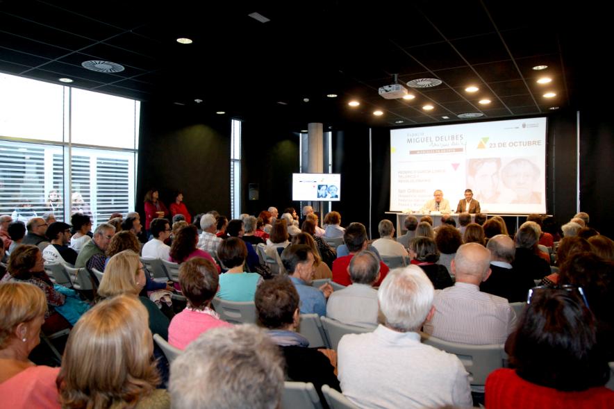 Alcalde Rafael Sanchez y Ian Gibson y asistentes al evento (historiador e hispanista. Los Miércoles en Abierto - Ian Gibson - 2019
