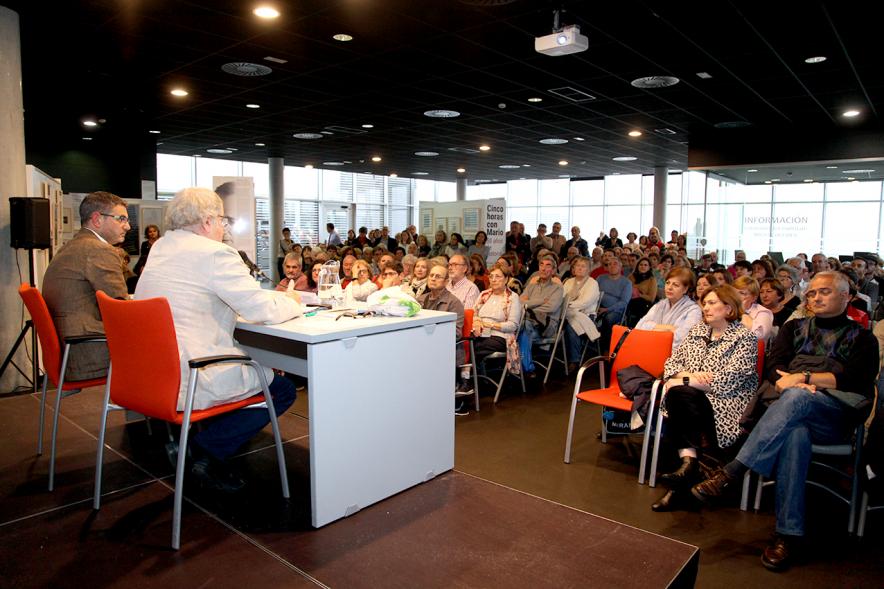 Alcalde Rafael Sanchez y Ian Gibson y asistentes al evento (historiador e hispanista. Los Miércoles en Abierto - Ian Gibson - 2019