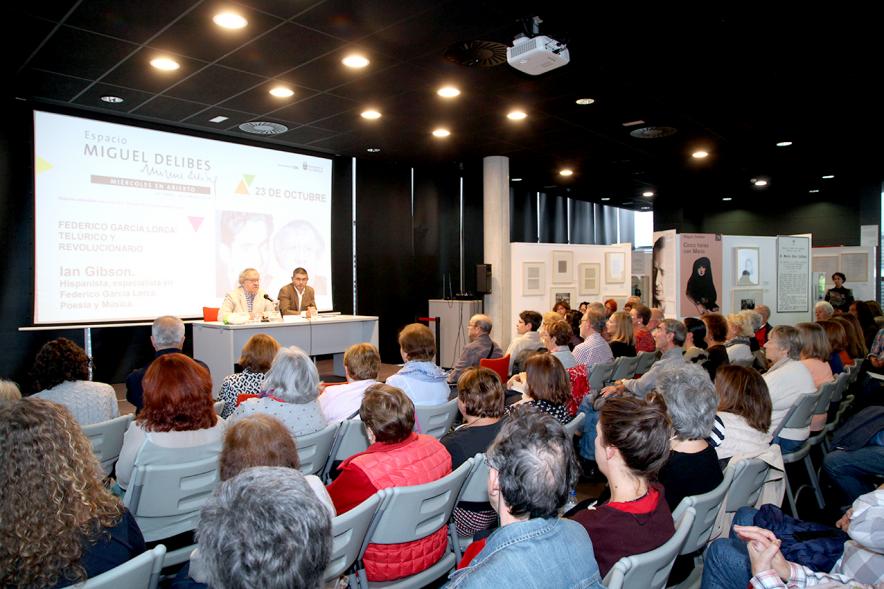 Alcalde Rafael Sanchez y Ian Gibson y asistentes al evento (historiador e hispanista. Los Miércoles en Abierto - Ian Gibson - 2019