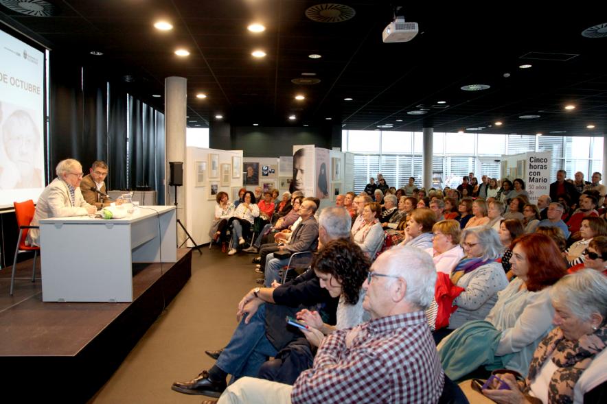 Alcalde Rafael Sanchez y Ian Gibson y asistentes al evento (historiador e hispanista. Los Miércoles en Abierto - Ian Gibson - 2019