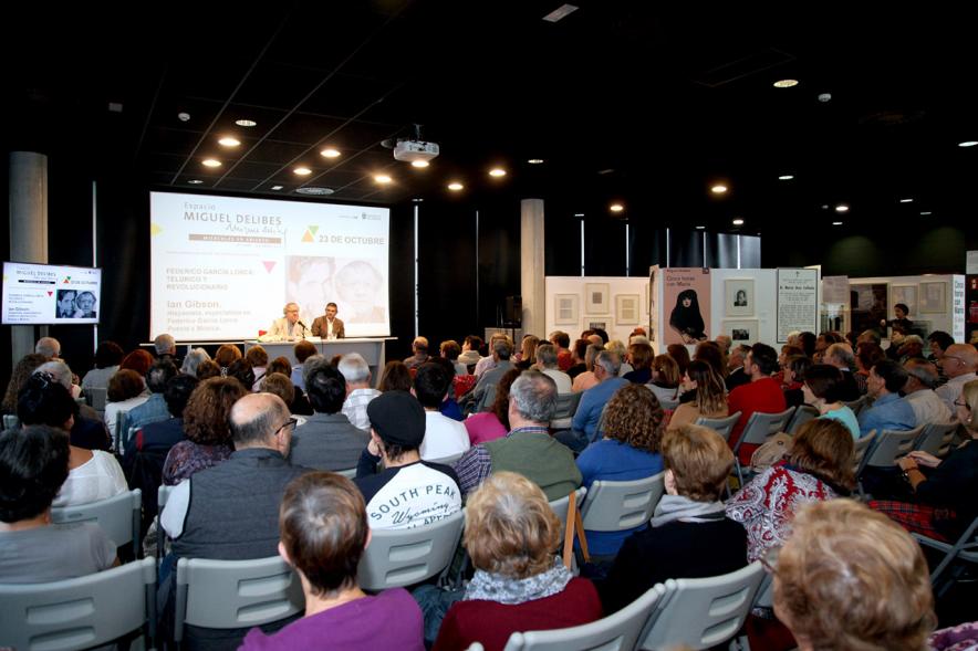 Alcalde Rafael Sanchez y Ian Gibson y asistentes al evento (historiador e hispanista. Los Miércoles en Abierto - Ian Gibson - 2019