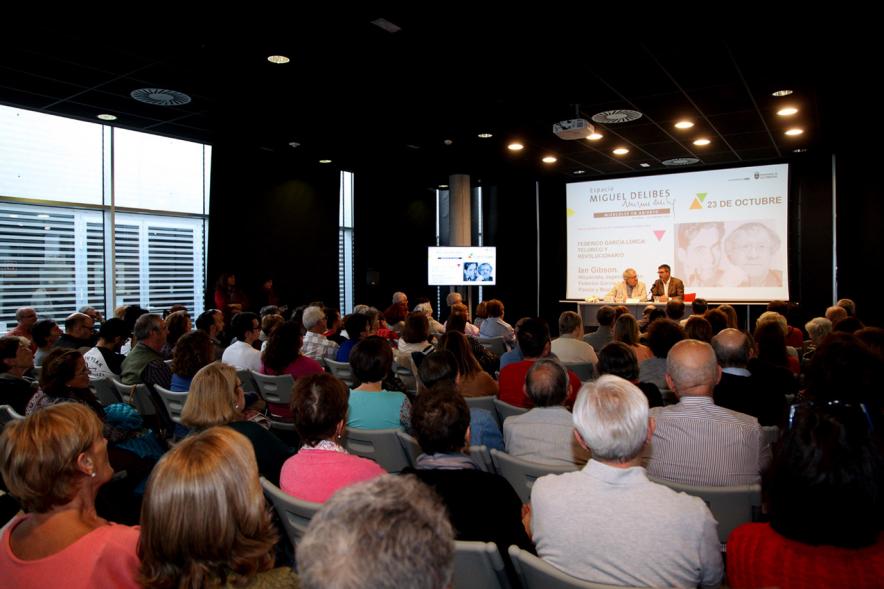 Alcalde Rafael Sanchez y Ian Gibson y asistentes al evento (historiador e hispanista. Los Miércoles en Abierto - Ian Gibson - 2019