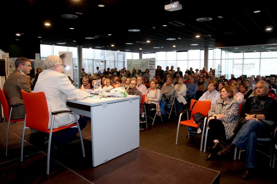 Alcalde Rafael Sanchez y Ian Gibson y asistentes al evento (historiador e hispanista. Los Miércoles en Abierto - Ian Gibson - 2019