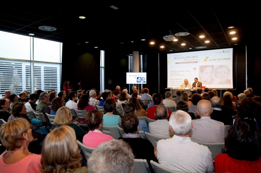Alcalde Rafael Sanchez y Ian Gibson y asistentes al evento (historiador e hispanista. Los Miércoles en Abierto - Ian Gibson - 2019