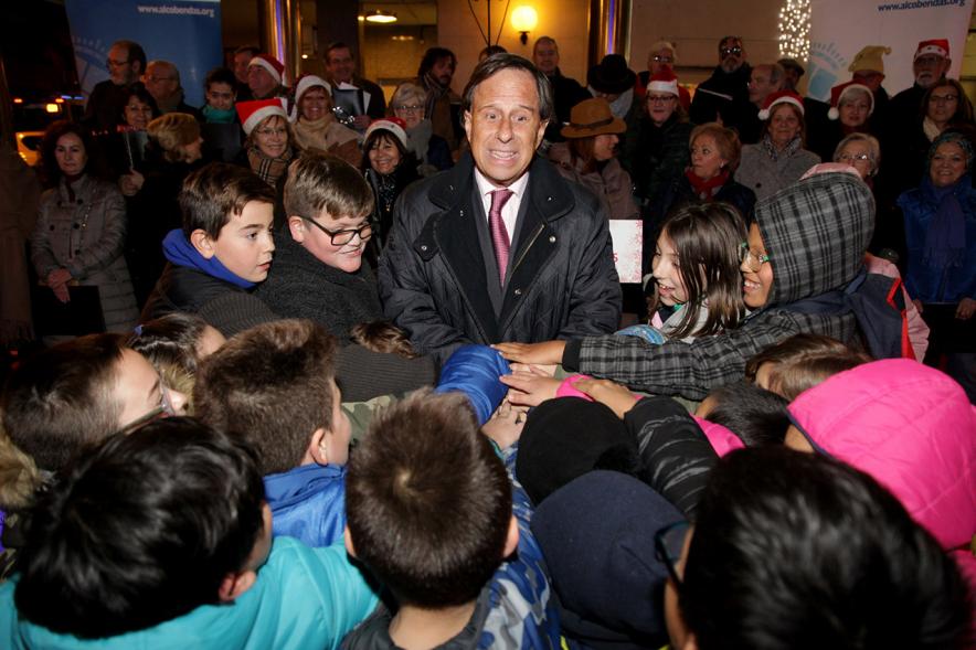 Encendido de Luces de Navidad 2017 - Imagen del alcalde García de Vinuesa rodeado de niños.
