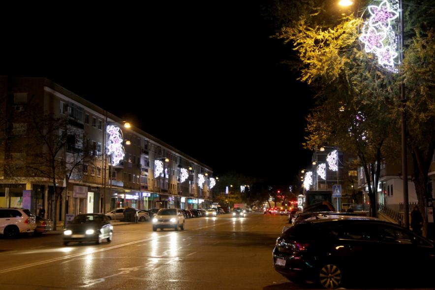 Encendido de Luces de Navidad 2017 - Imagen de una calle de Alcobendas con su alummbrado navideño. 