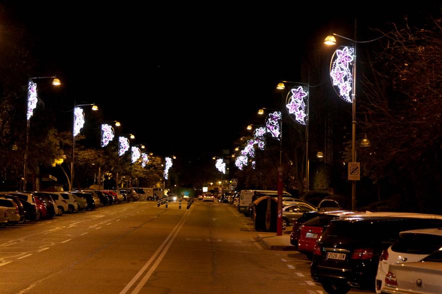 Encendido de Luces de Navidad 2017 - Imagen de una calle de Alcobendas con su alummbrado navideño. 