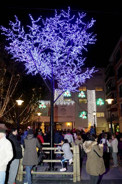 Encendido de Luces de Navidad 2017 - Imagen de una calle de Alcobendas con su alummbrado navideño. 