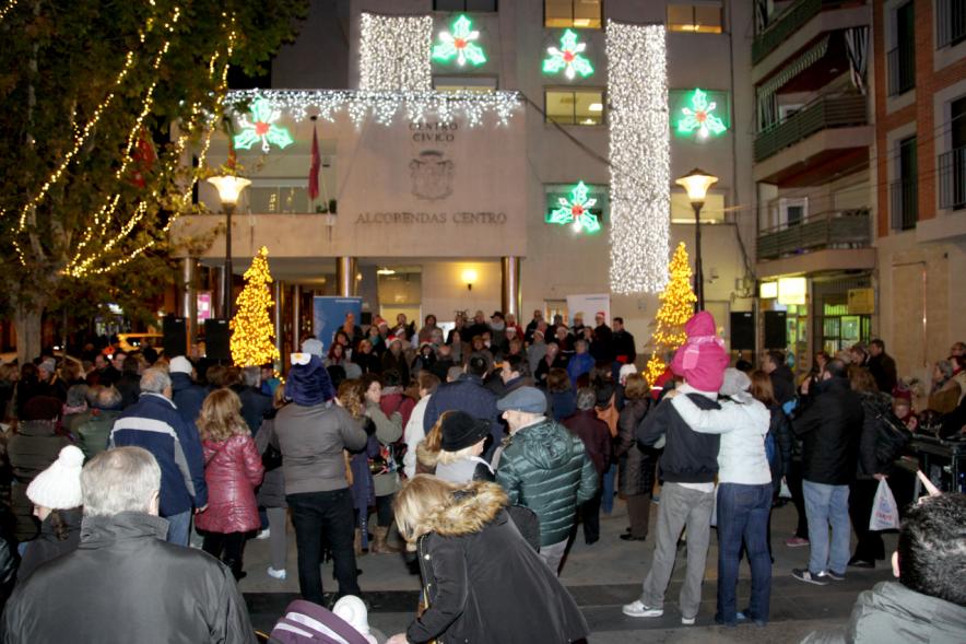 Encendido de Luces de Navidad 2017 - Imagen de personas reunidas en el momento de la inauguración del alumbrado navideño.