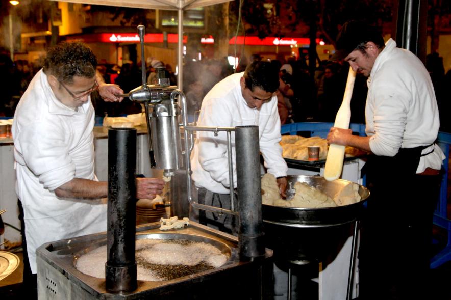 Encendido de Luces de Navidad 2017 - Imagen de personas haciendo churros.