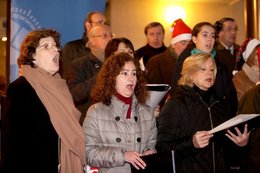 Encendido de Luces de Navidad 2017 - Imagen de una coral en la calle cantando villancicos.