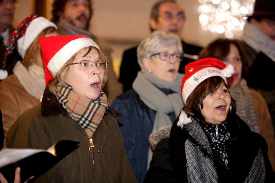 Encendido de Luces de Navidad 2017 - Imagen de una coral en la calle cantando villancicos.