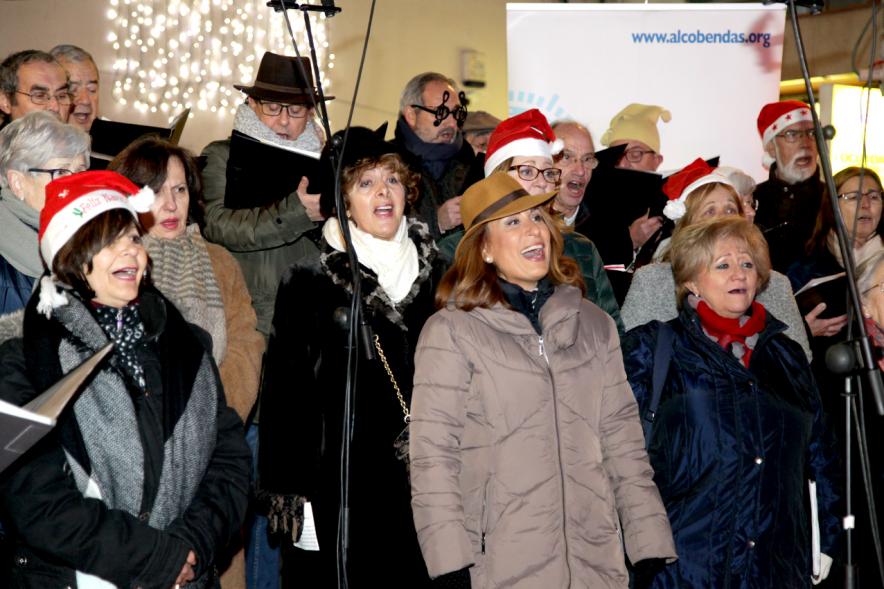 Encendido de Luces de Navidad 2017 - Imagen de una coral en la calle cantando villancicos.