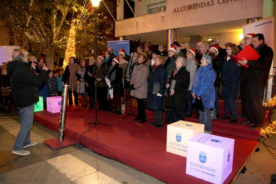 Encendido de Luces de Navidad 2017 - Imagen de una coral en la calle cantando villancicos.