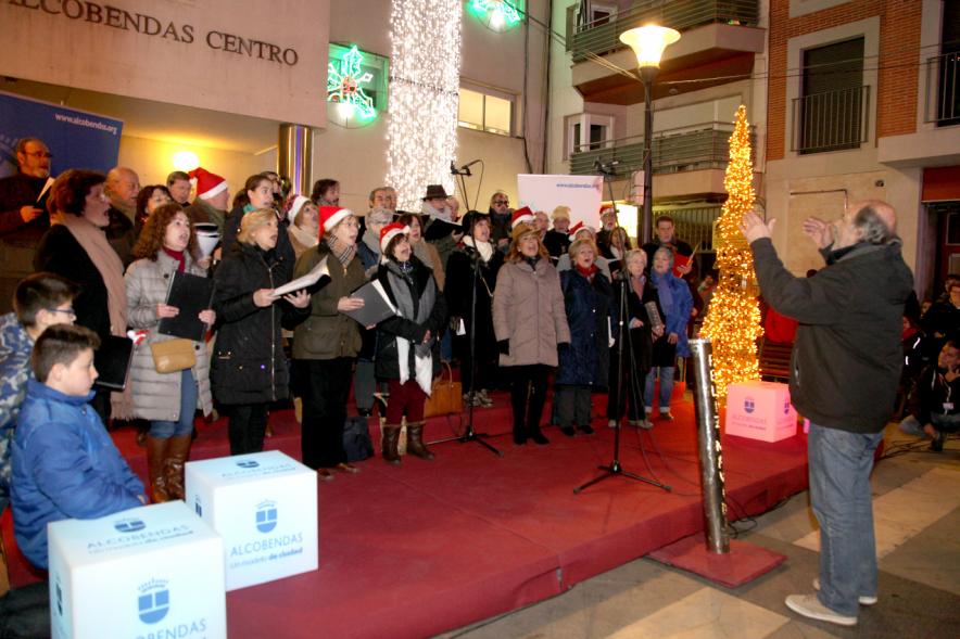 Encendido de Luces de Navidad 2017 - Imagen de una coral en la calle cantando villancicos.