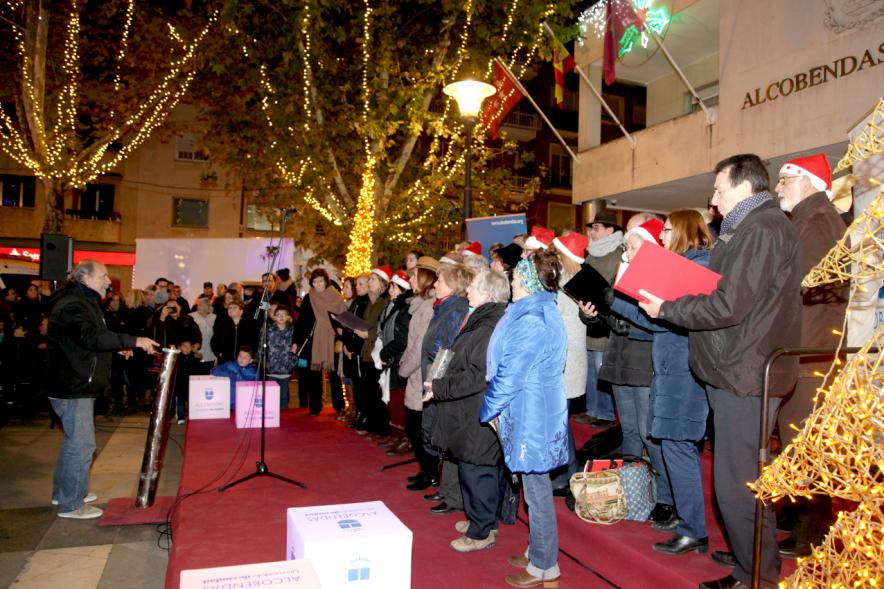 Encendido de Luces de Navidad 2017 - Imagen de una coral en la calle cantando villancicos.