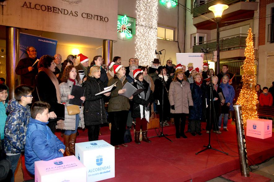 Encendido de Luces de Navidad 2017 - Imagen de una coral en la calle cantando villancicos.