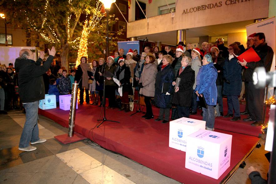 Encendido de Luces de Navidad 2017 - Imagen de una coral en la calle cantando villancicos.