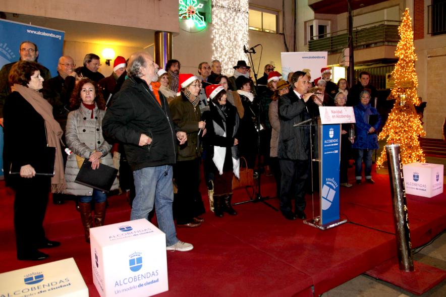 Encendido de Luces de Navidad 2017 - Imagen de una coral en la calle cantando villancicos.