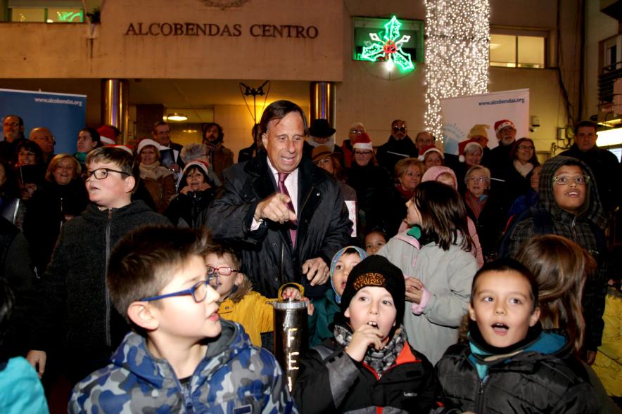 Encendido de Luces de Navidad 2017 - Imagen del alcalde García de Vinuesa rodeado de niños.