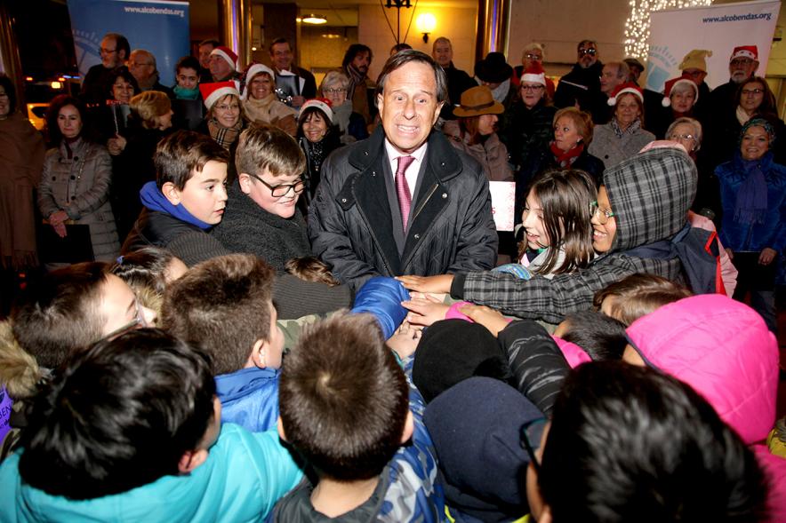Encendido de Luces de Navidad 2017 - Imagen del alcalde García de Vinuesa rodeado de niños.