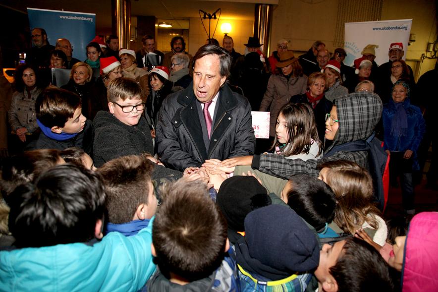 Encendido de Luces de Navidad 2017 - Imagen del alcalde García de Vinuesa rodeado de niños.