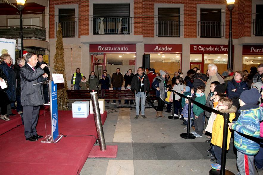 Encendido de Luces de Navidad 2017 - Imagen del alcalde García de Vinuesa dirigiéndose a las personas asistentes.