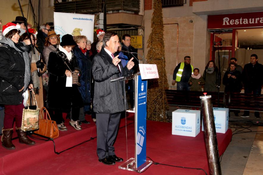 Encendido de Luces de Navidad 2017 - Imagen del alcalde García de Vinuesa dirigiéndose a las personas asistentes.