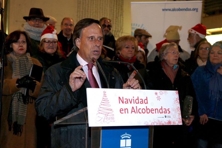 Encendido de Luces de Navidad 2017 - Imagen del alcalde García de Vinuesa dirigiéndose a las personas asistentes.